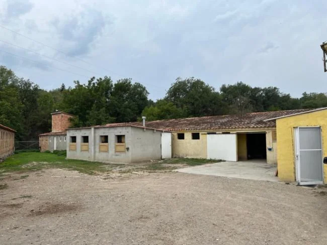 Gran almacén con parcela de 8.900 m²