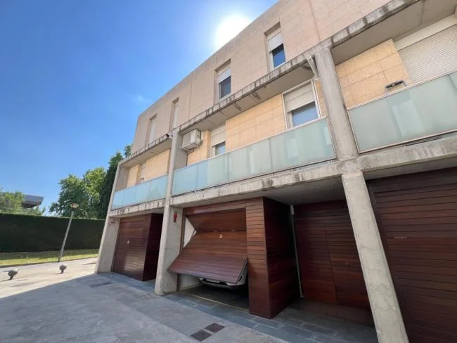 Casa adosada de tres dormitorios en Tona con jardín