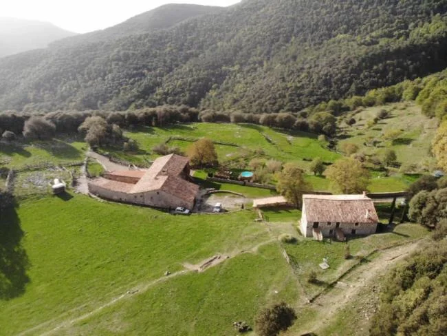 Finca rural reformada con 220 hectáreas