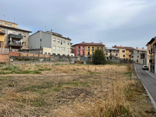 Parcela llana cerca del centro