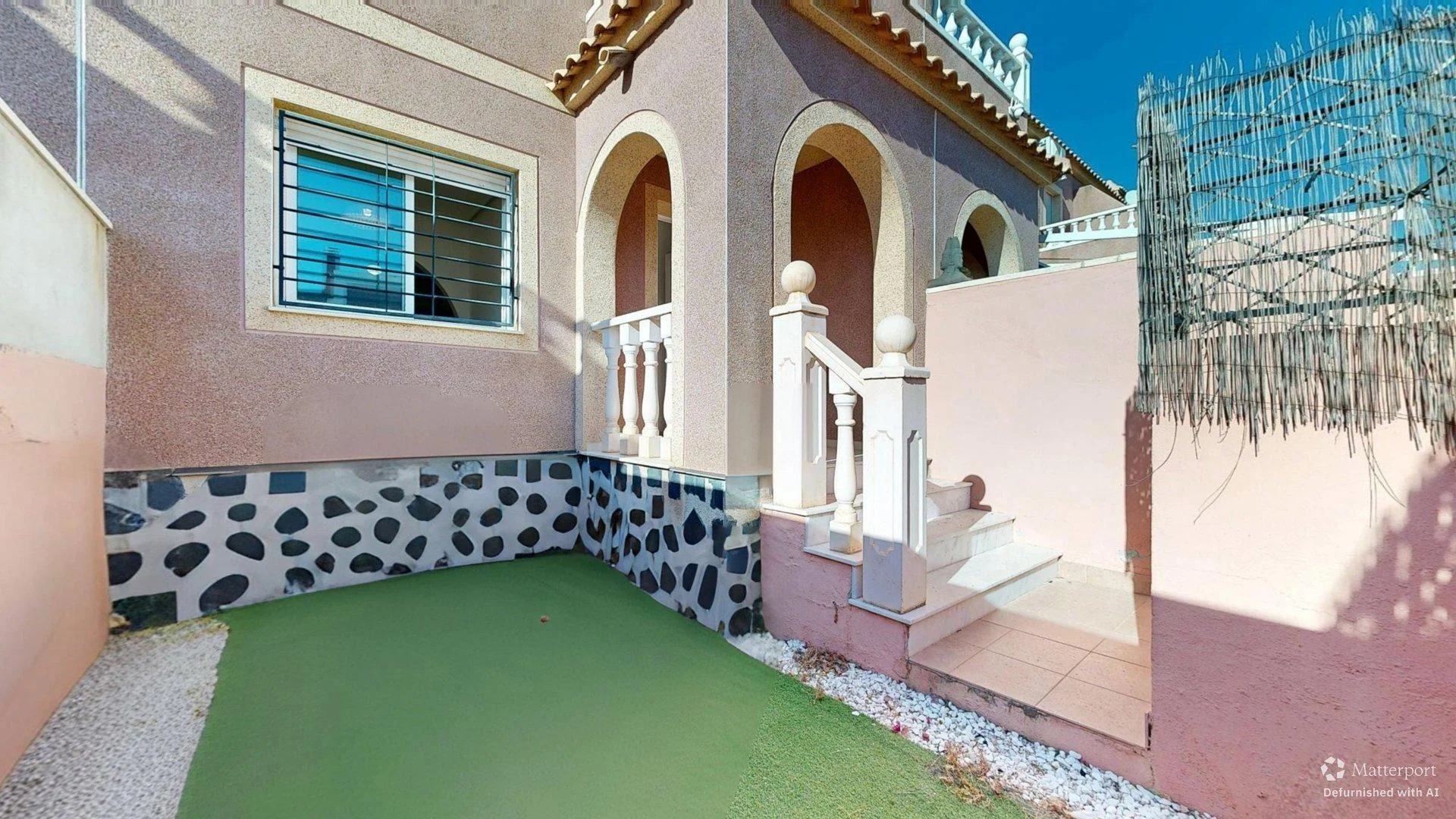 Bungalow de tres plantas con terraza en azotea