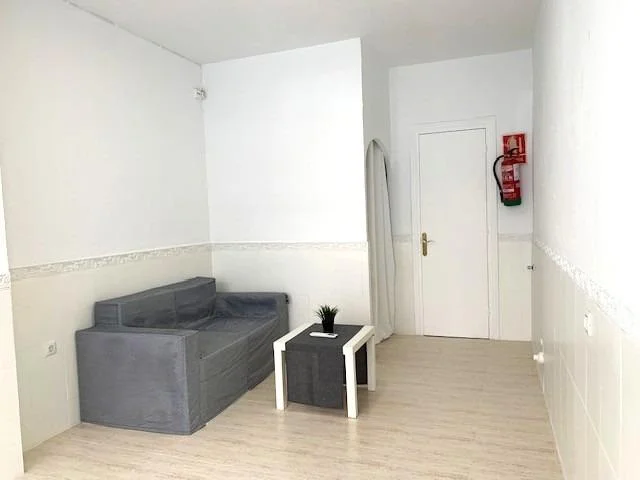 Bright Elche premises with air conditioning