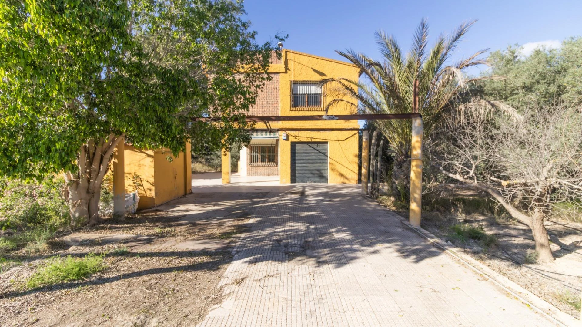 Casa grande en Alzabares con gran parcela
