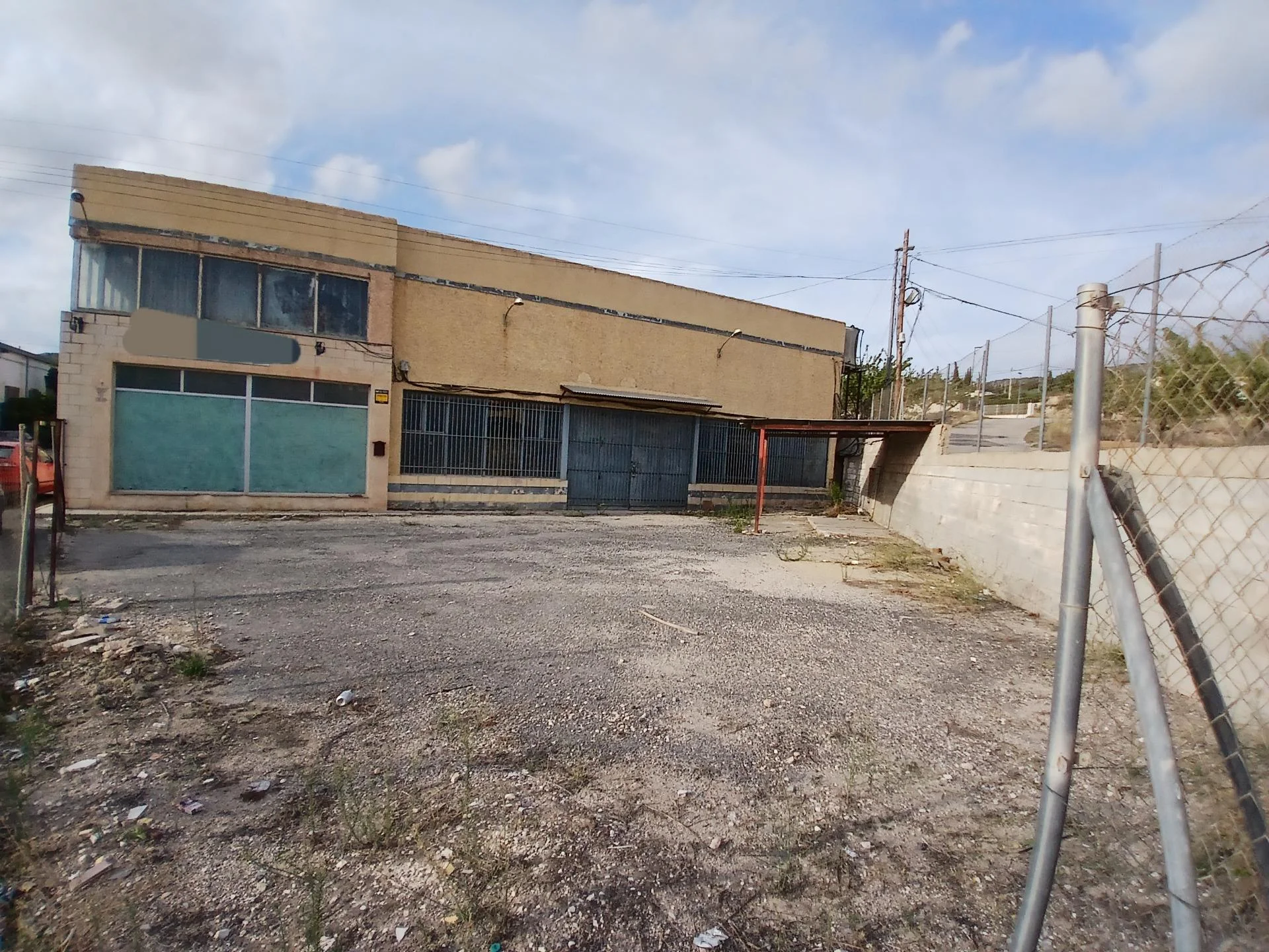 Industrial unit with large plot