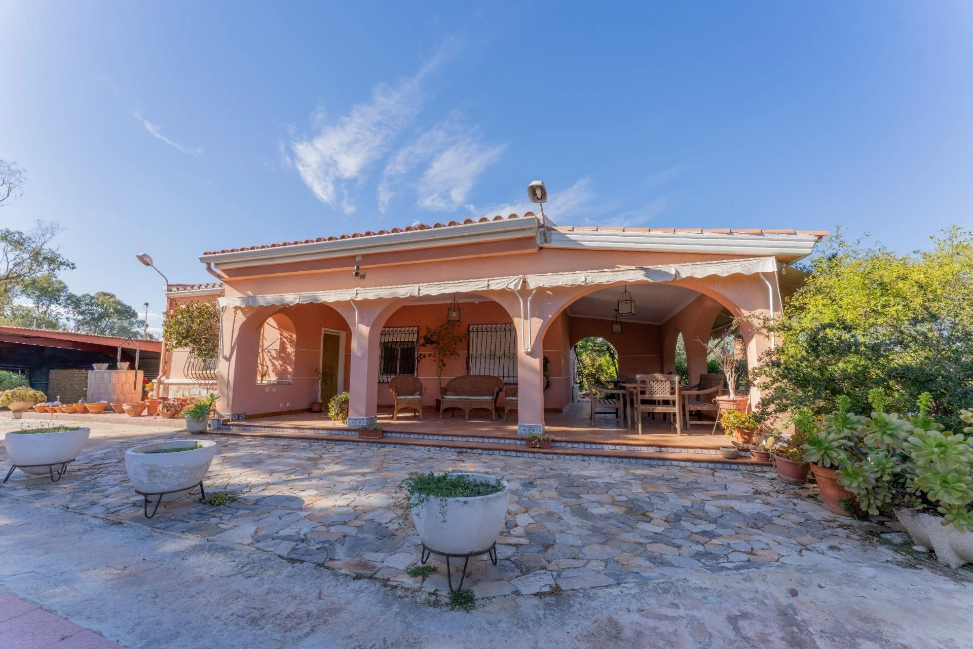 Large south-facing house with pool