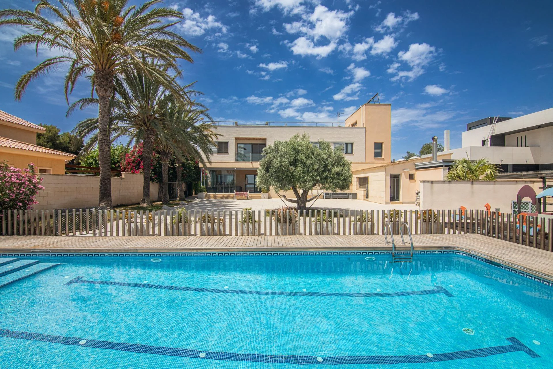 Casa seminueva en Valverde, 700 m² y piscina