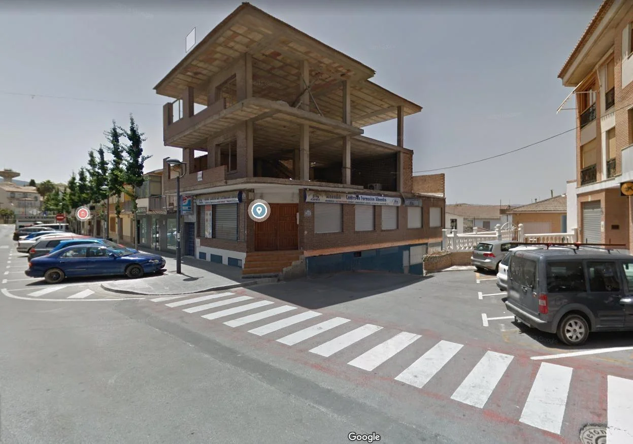 Edificio de cuatro plantas con cinco plazas