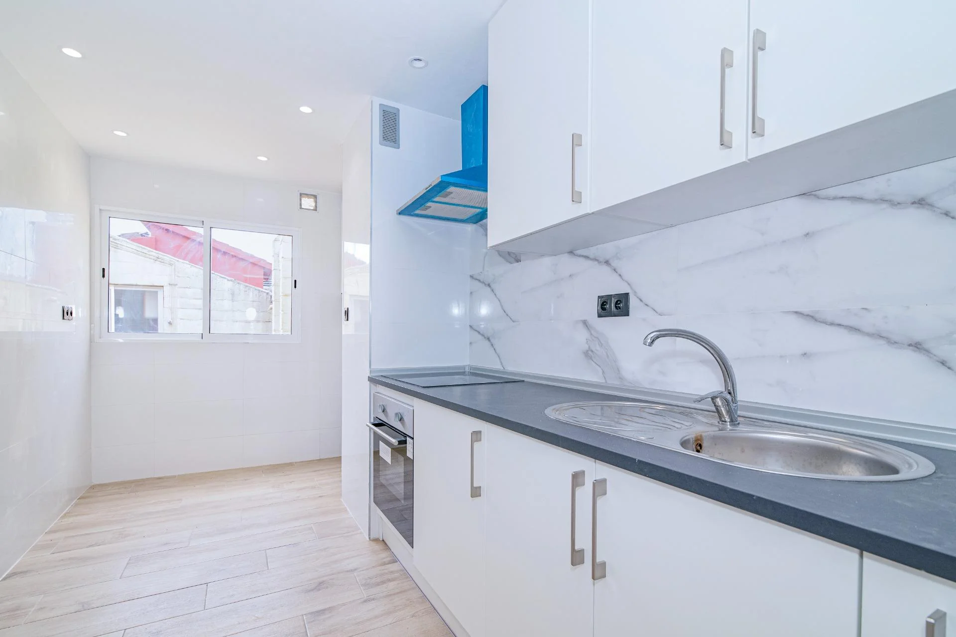 Refurbished five-bedroom Granada flat