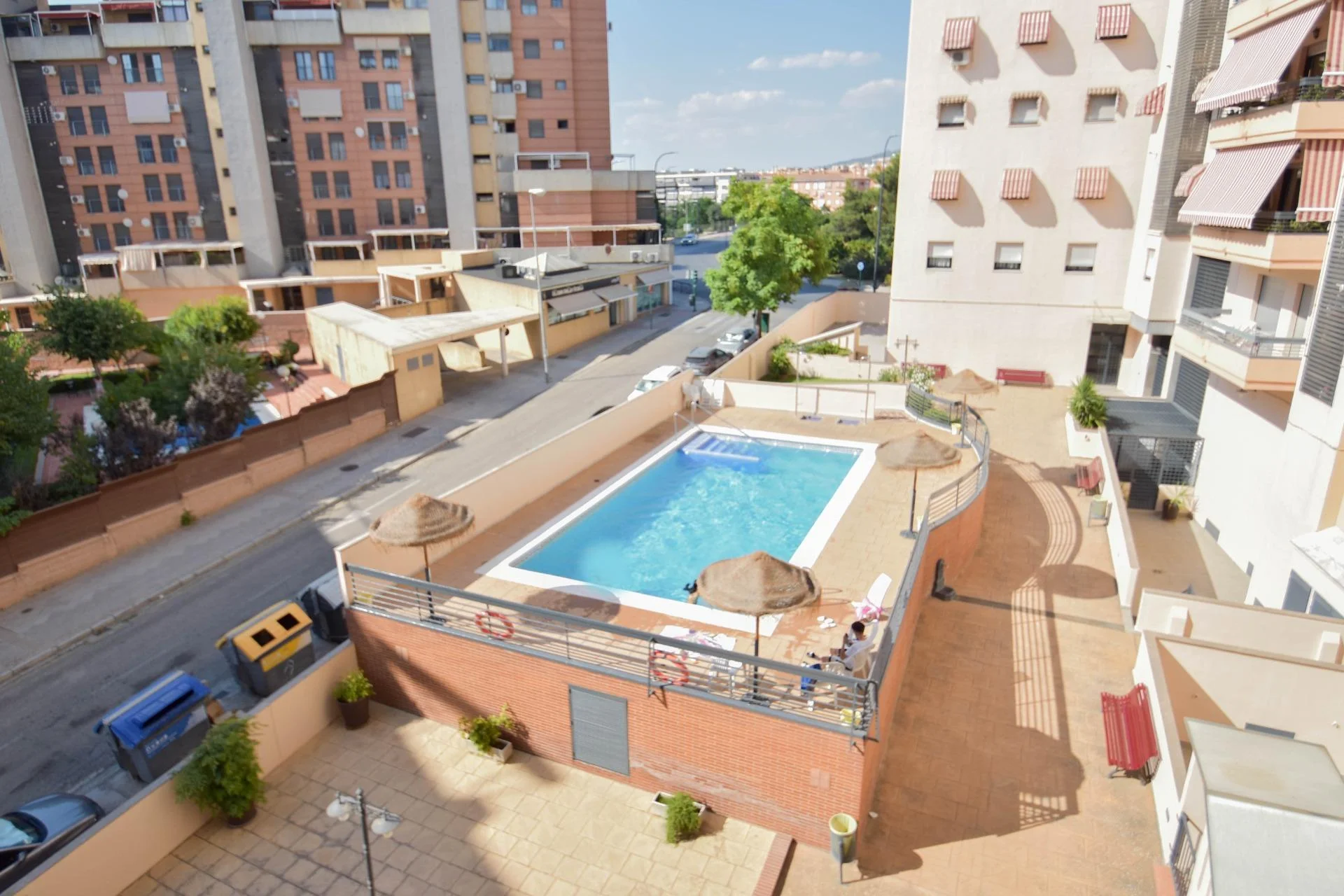 Granada three-bedroom flat with pool views