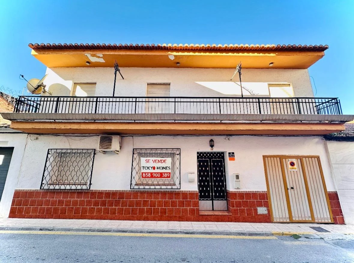 Casa amplia de seis dormitorios en Churriana