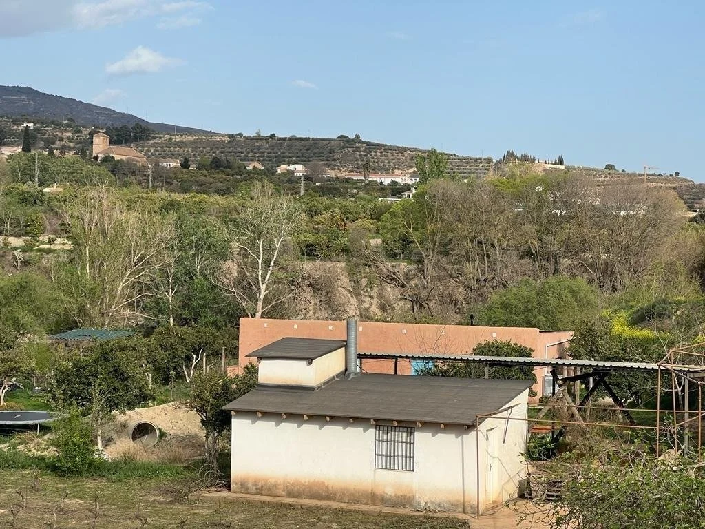 Rustic property with 2,500 m² plot
