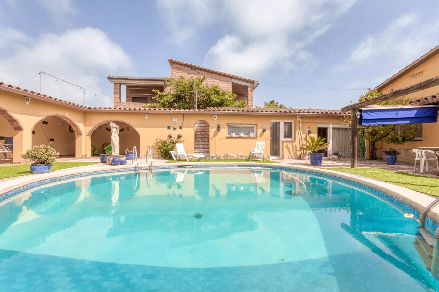 Casa en Viladamat con cuatro apartamentos