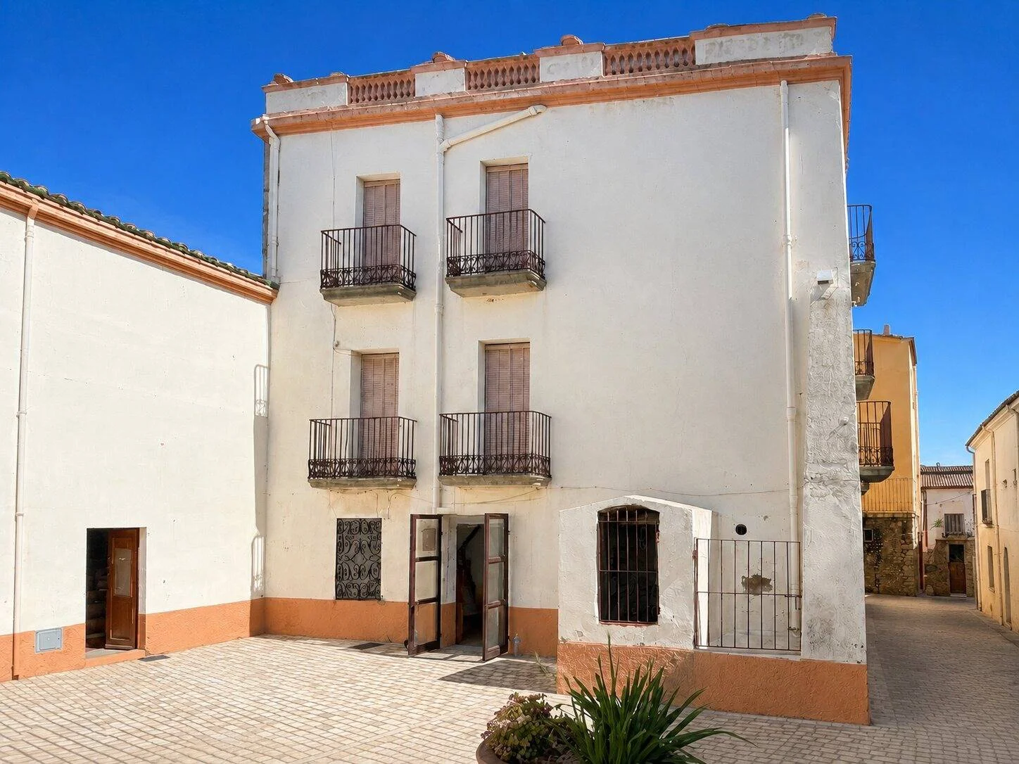 Casa histórica de pueblo con potencial de ampliación