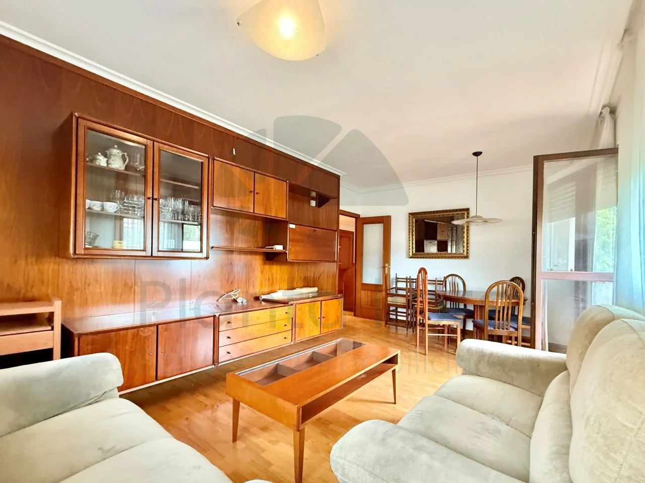 Piso exterior en Logroño con suite y balcones