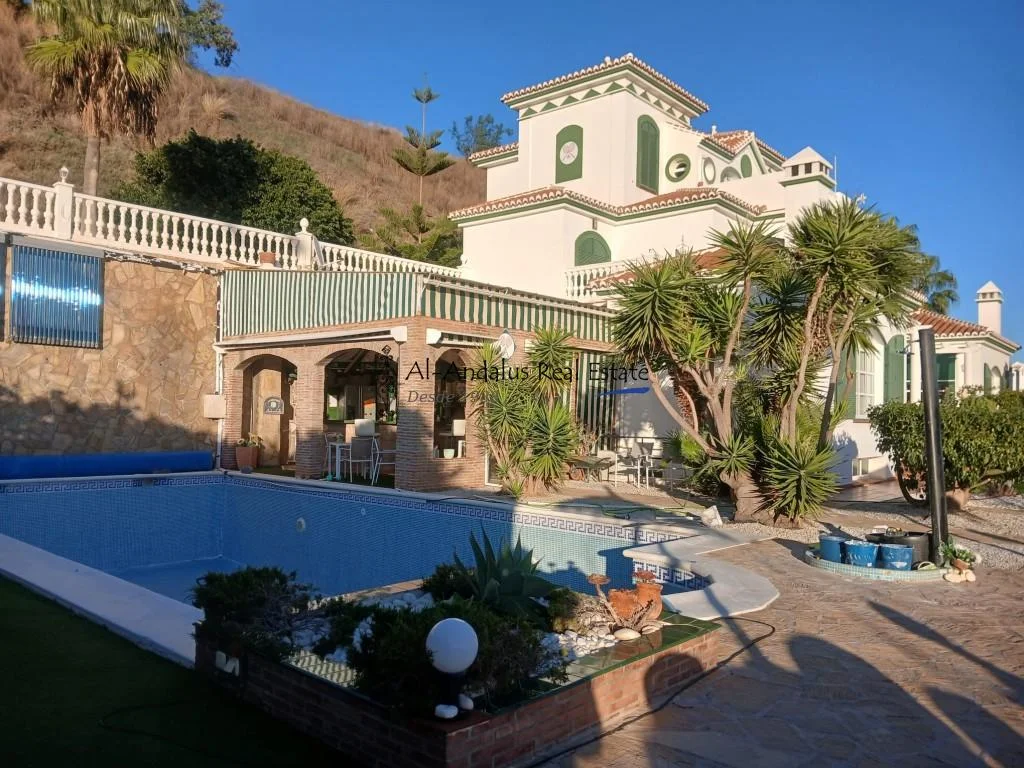 Hilltop villa with pool and tennis
