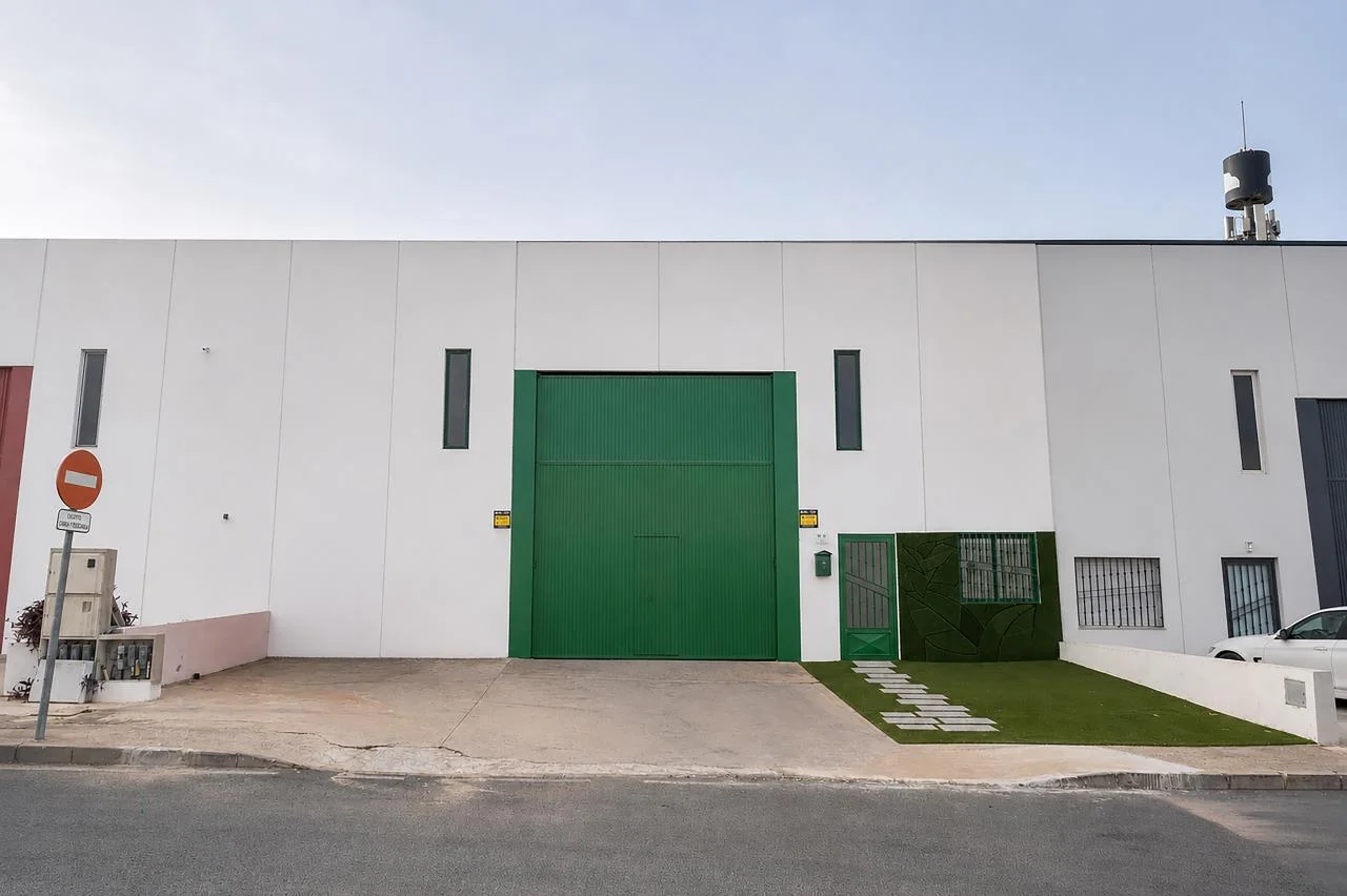 Nave industrial con patio de 200 m²
