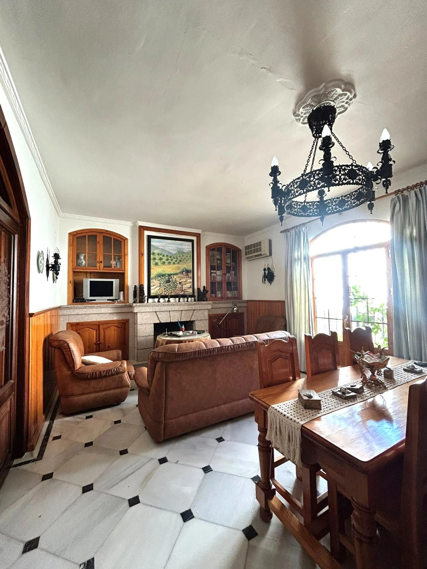 Spacious two-storey house, six bedrooms
