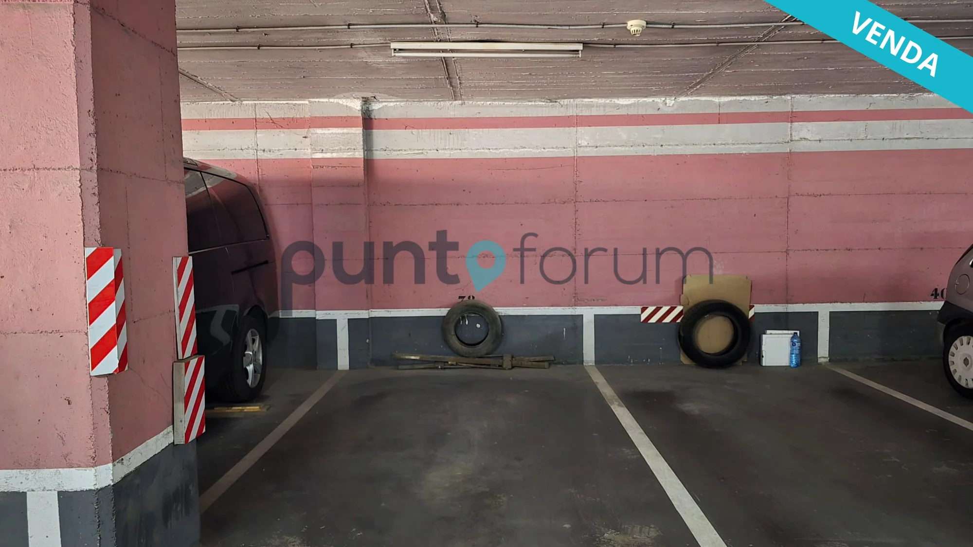Plaza de parking segura para coche grande