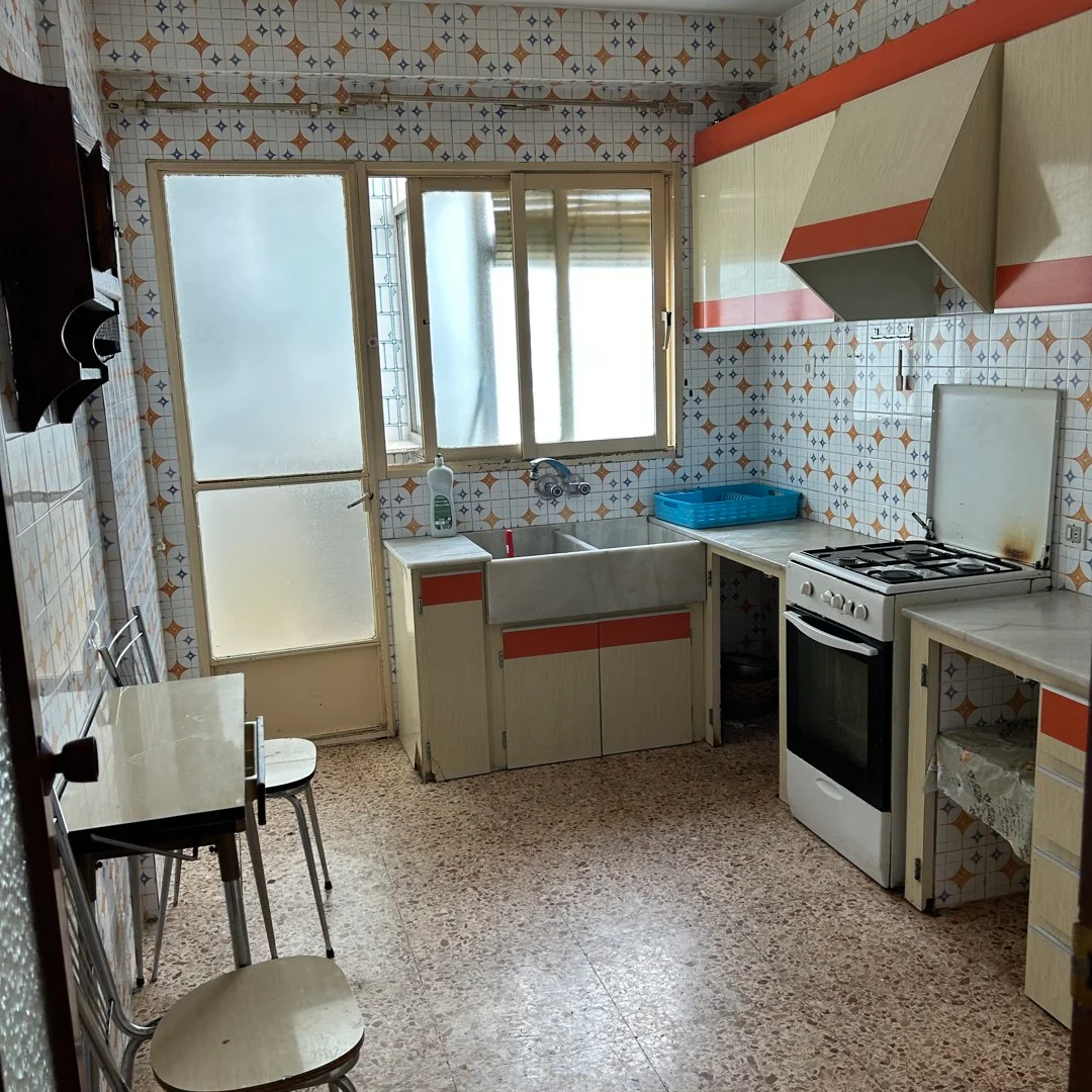 Piso de cuatro dormitorios cerca de zona comercial