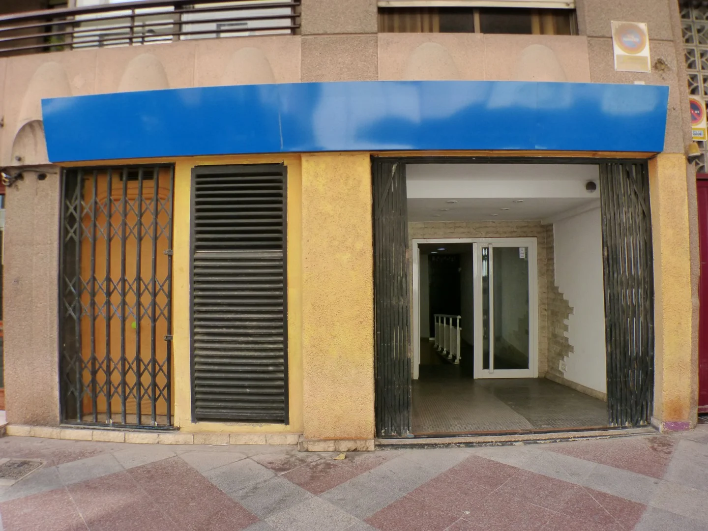 Local comercial céntrico con fachada en Alicante