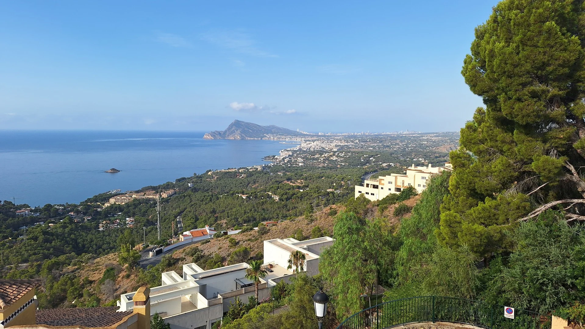 Bay-view townhouse with three bedrooms