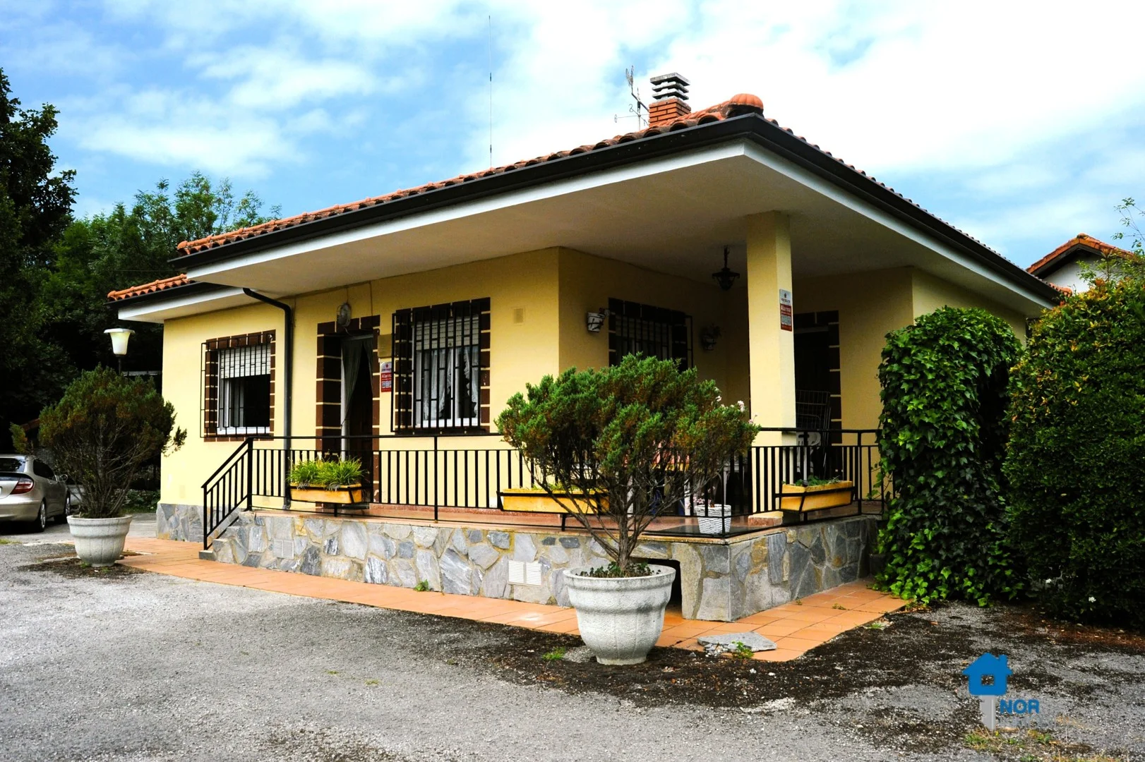 Casa de una planta con gran jardín privado