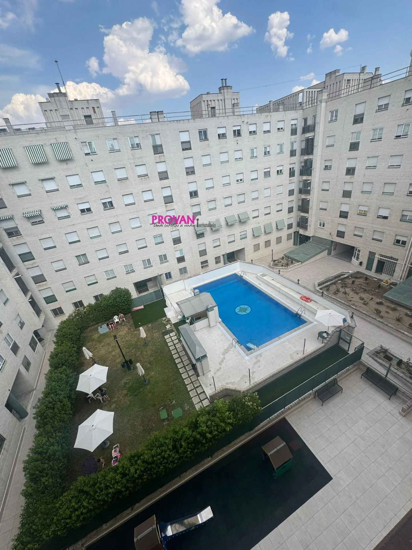 Bright Madrid apartment with pool