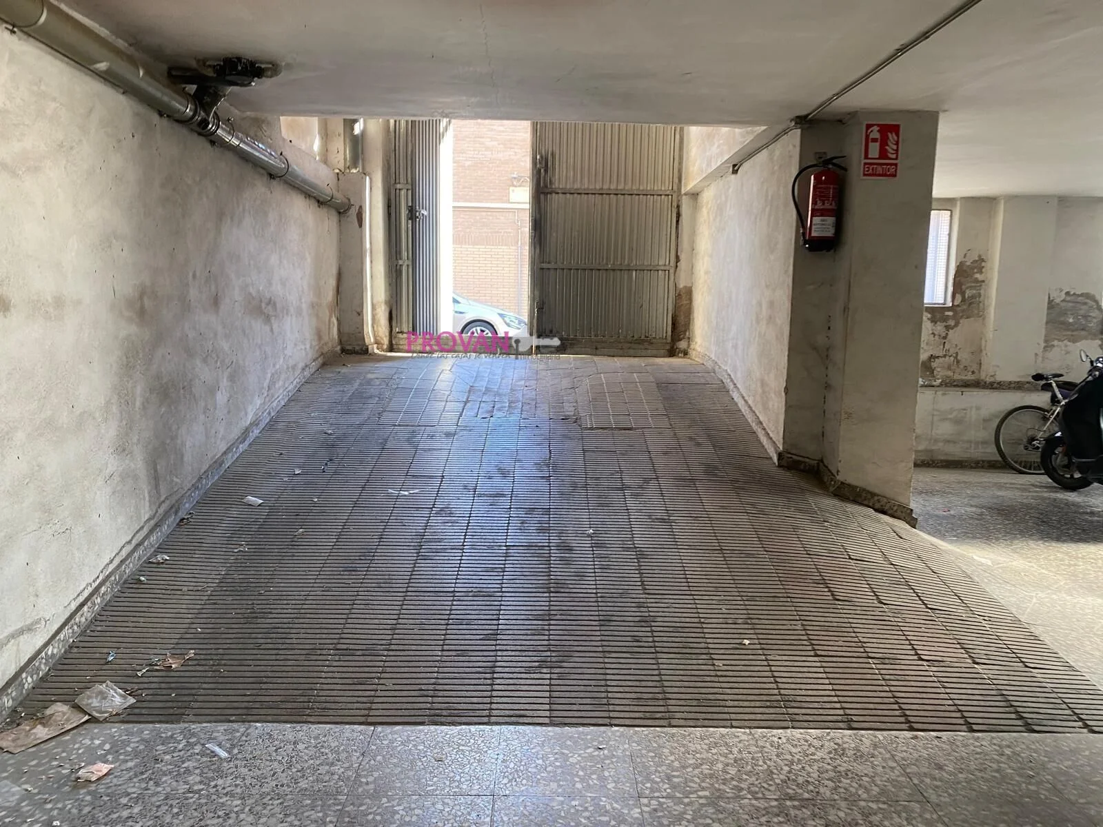 Amplio garaje de 14 plazas en Petrer