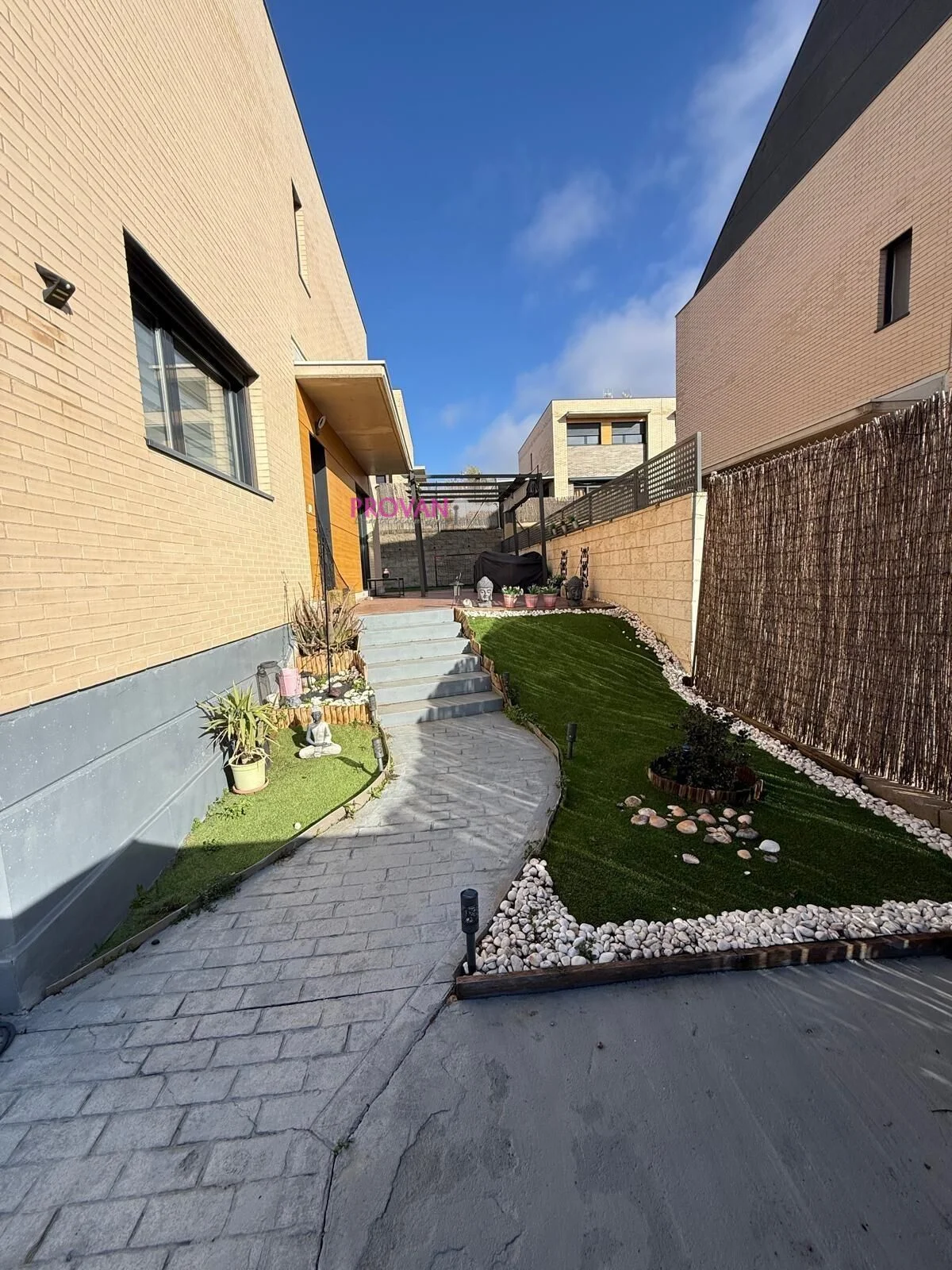 Semi-new El Viso townhouse, 3 bedrooms