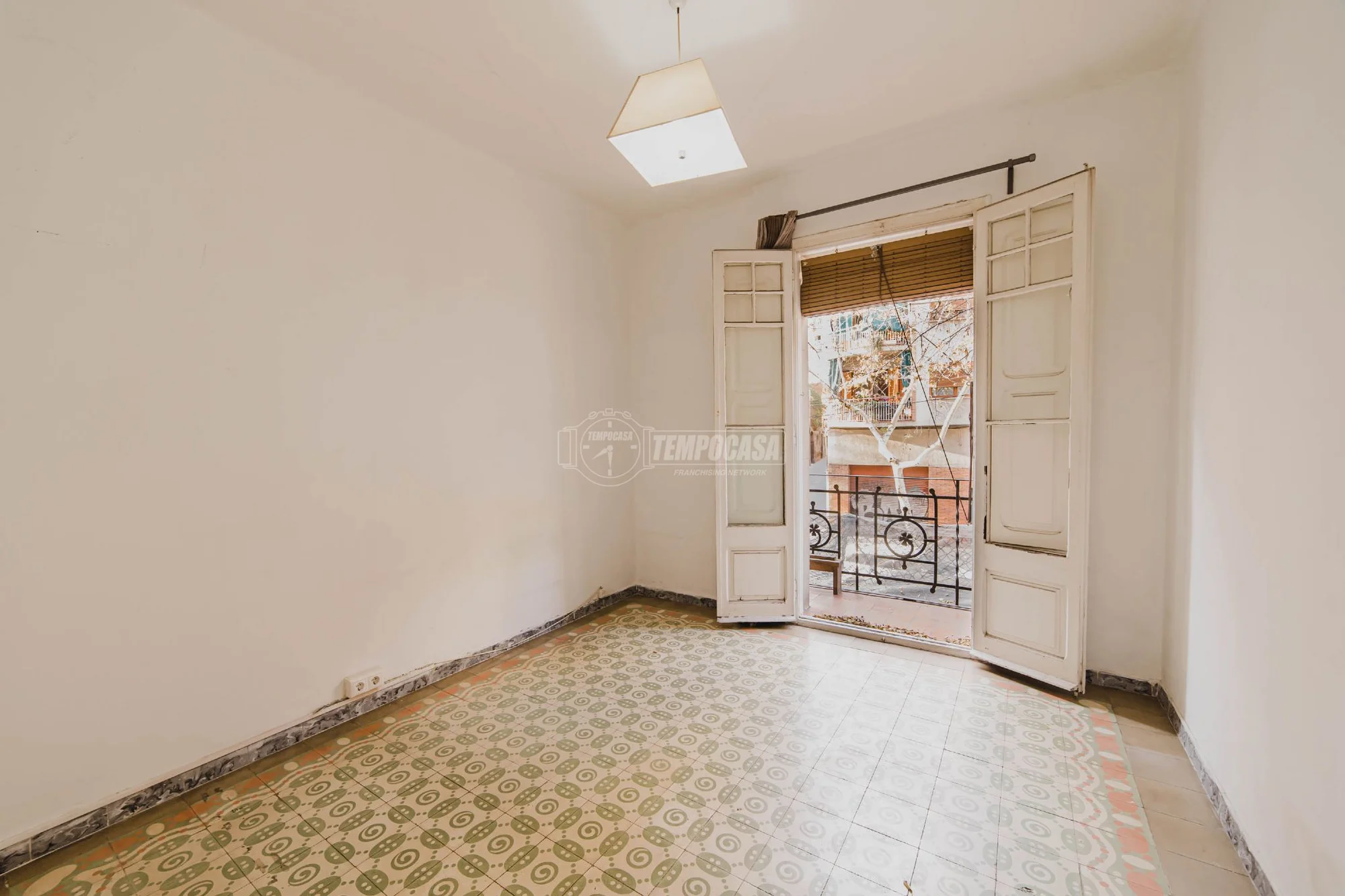 Piso en El Clot con tres habitaciones para reformar