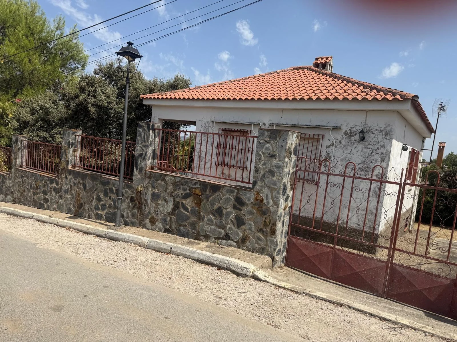 Edificio de dos plantas con piscina
