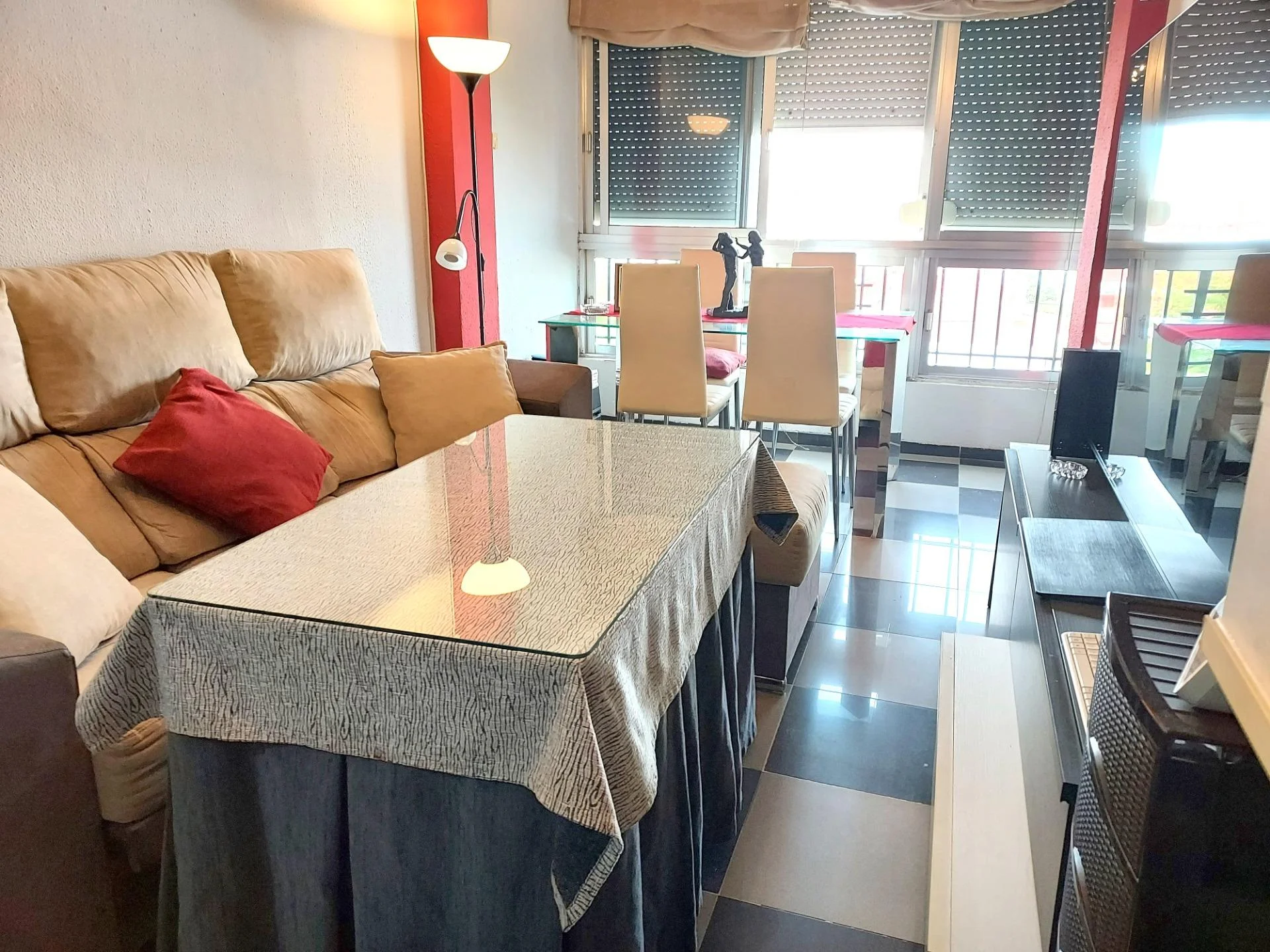 Piso reformado de tres dormitorios en Sevilla