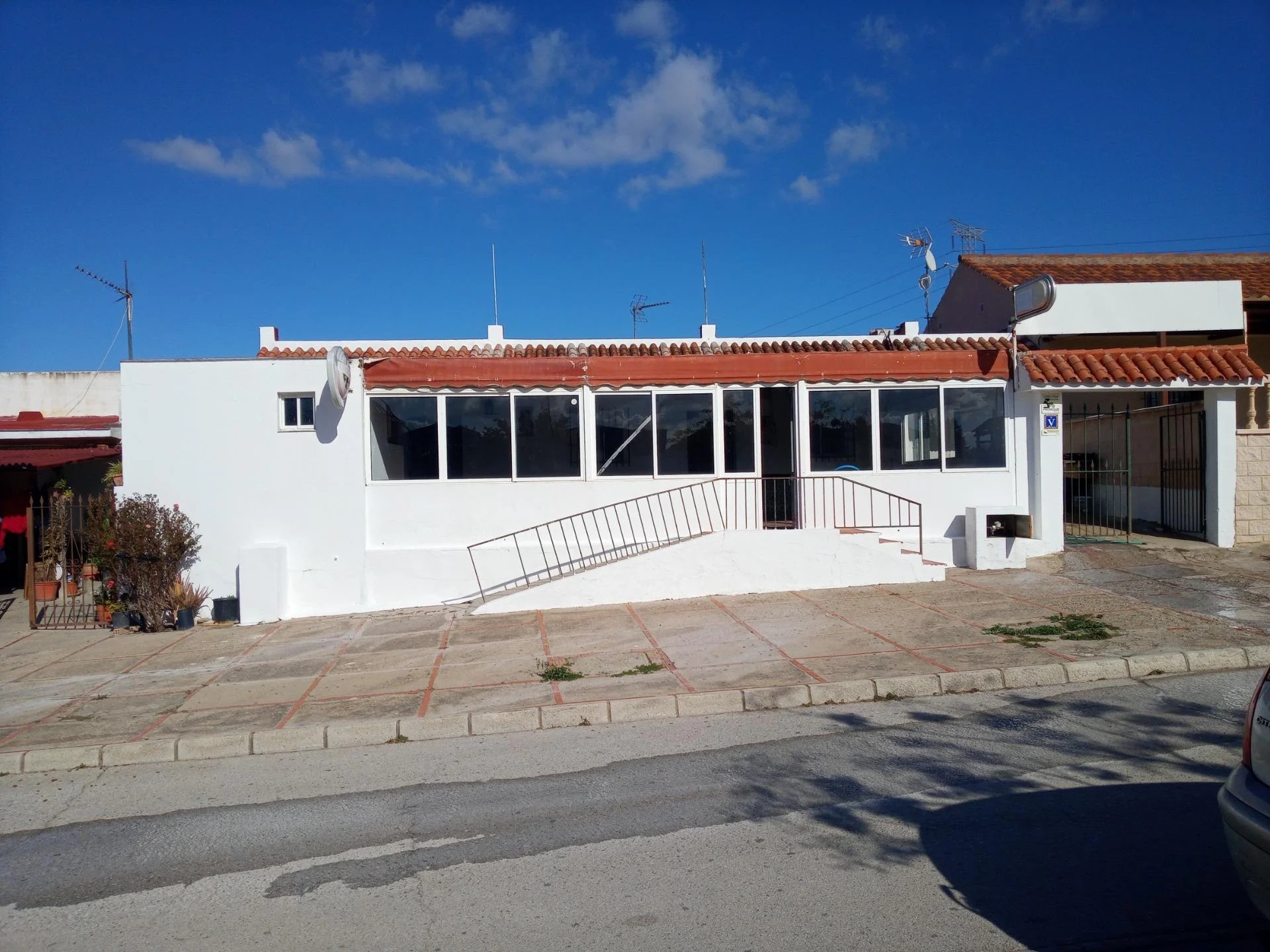 Commercial bar with 200 m² built area
