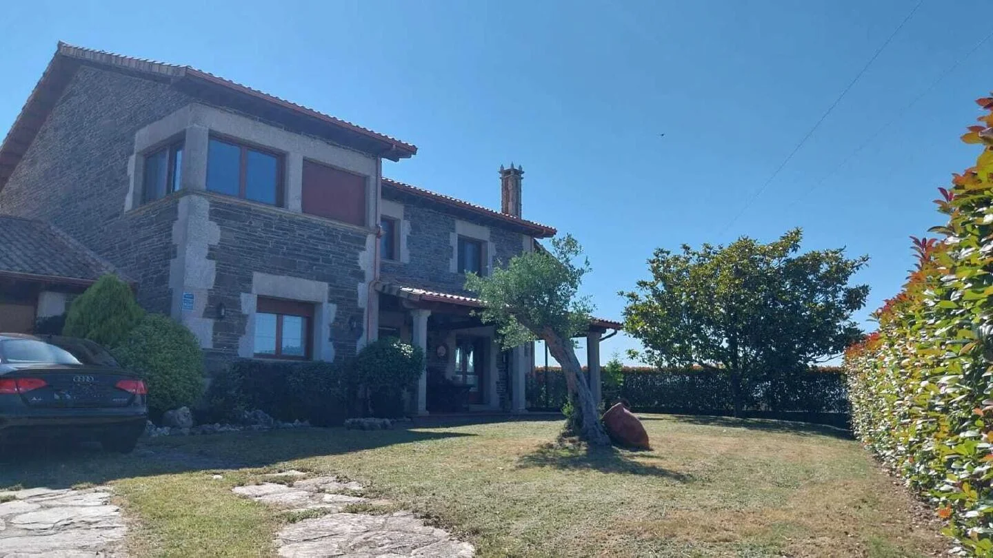 Casa rural en Laza con seis habitaciones