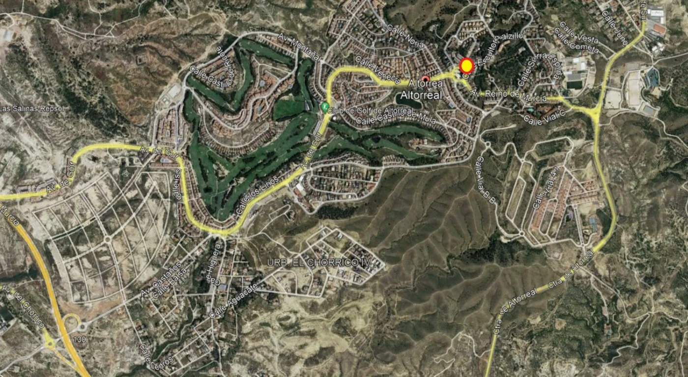 Solar urbano cerca del campo de golf