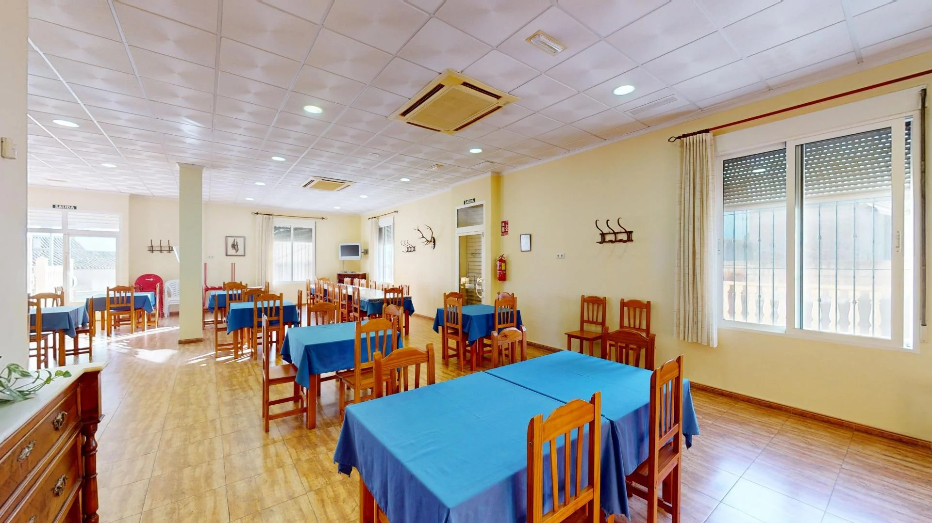 Good-condition commercial unit with plot