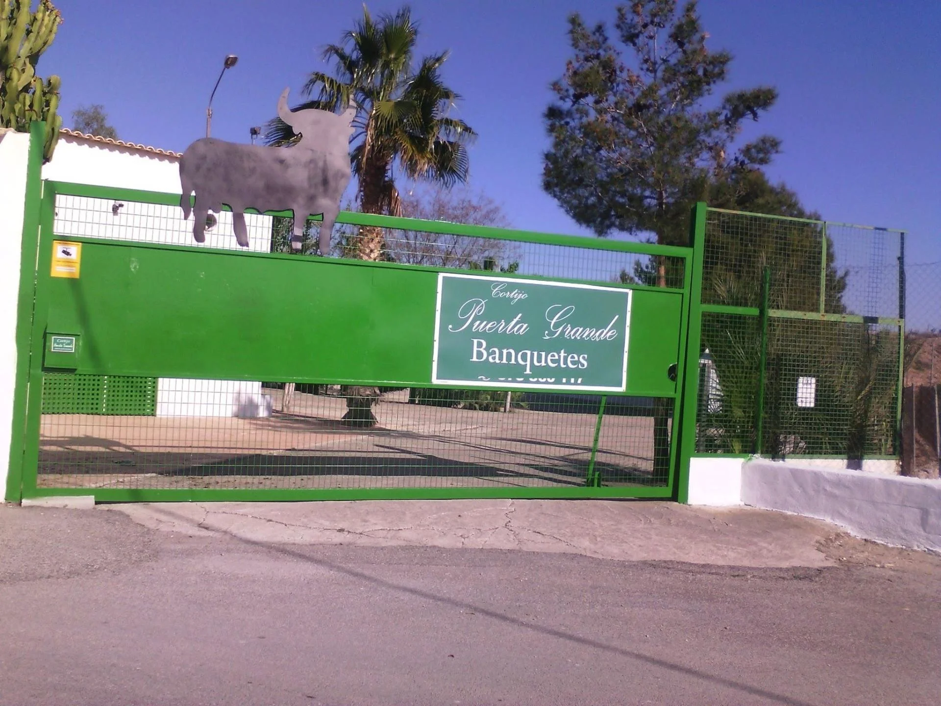 Gran inmueble comercial con amplia parcela