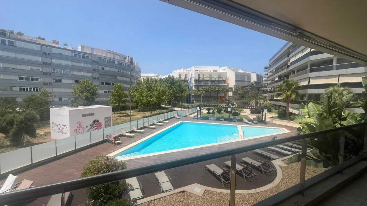 South-facing flat with communal pool