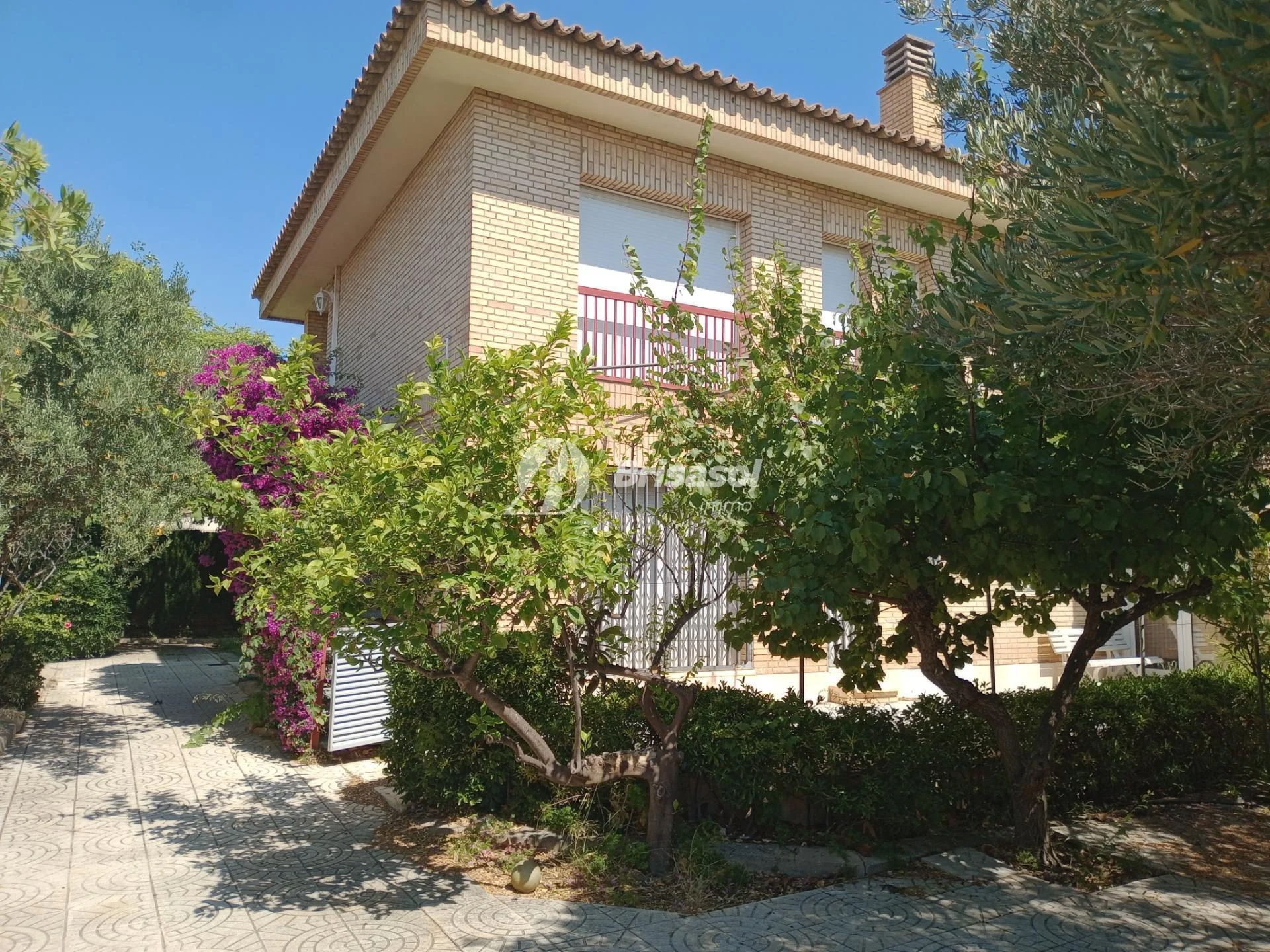 Two-home central house, 8-bedroom investment