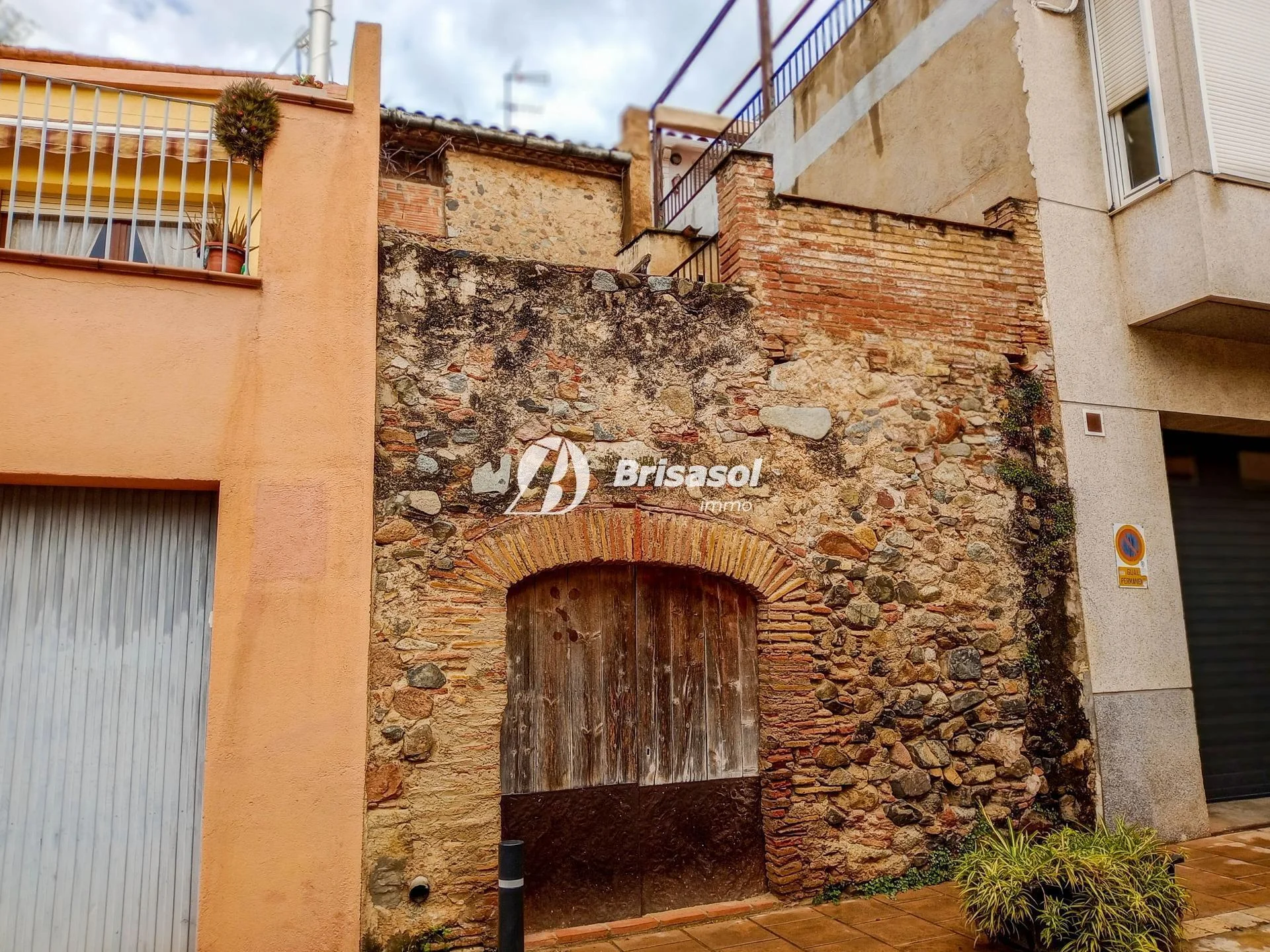 Casa céntrica en Montbrió, 305 m² para reformar