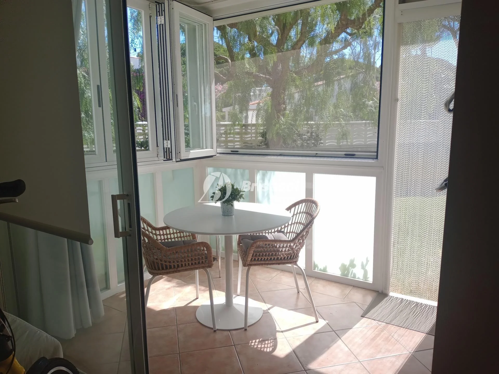 Estudio reformado con jardín cerca del mar
