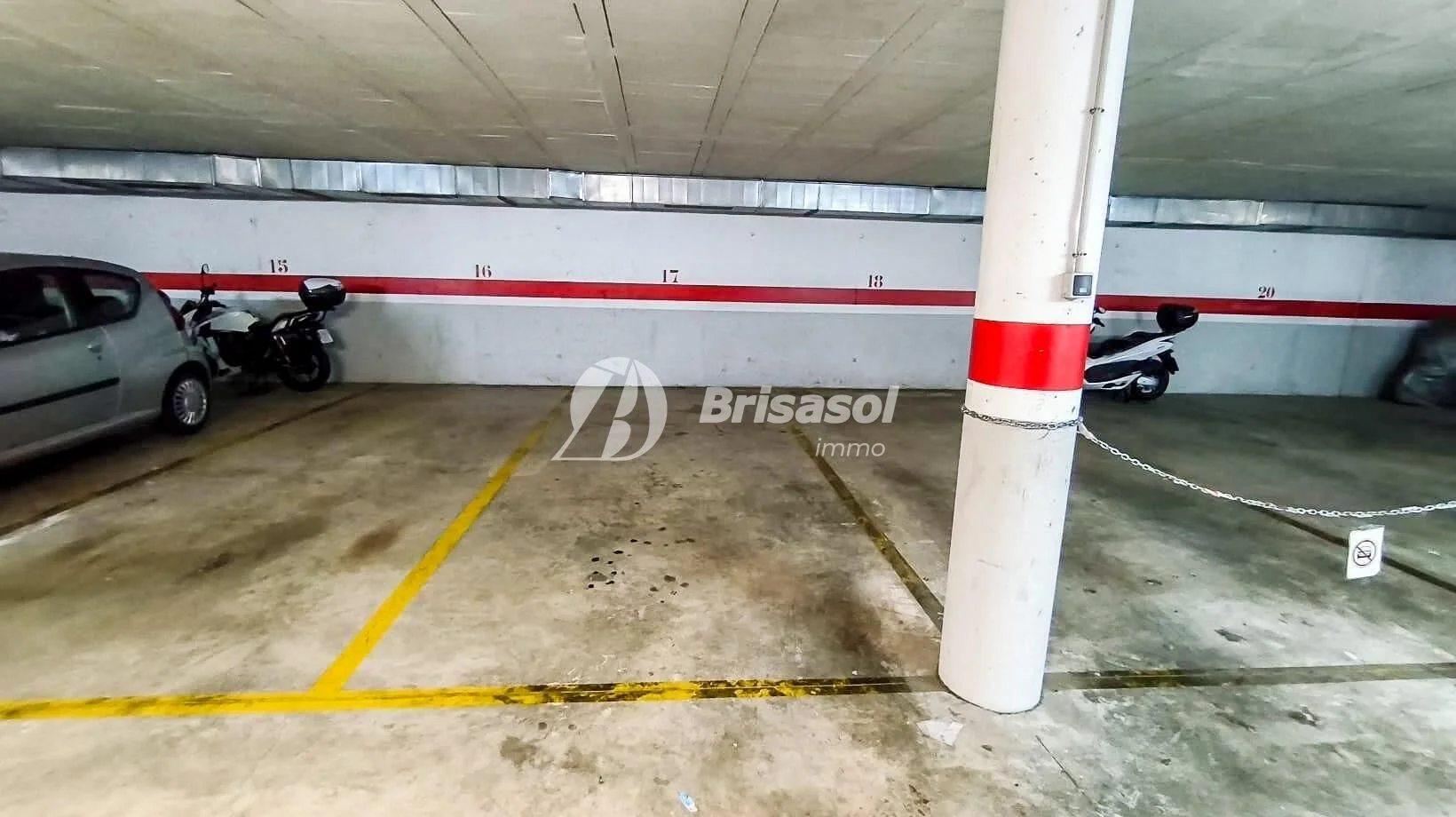 Large Carrilet garage for vehicles