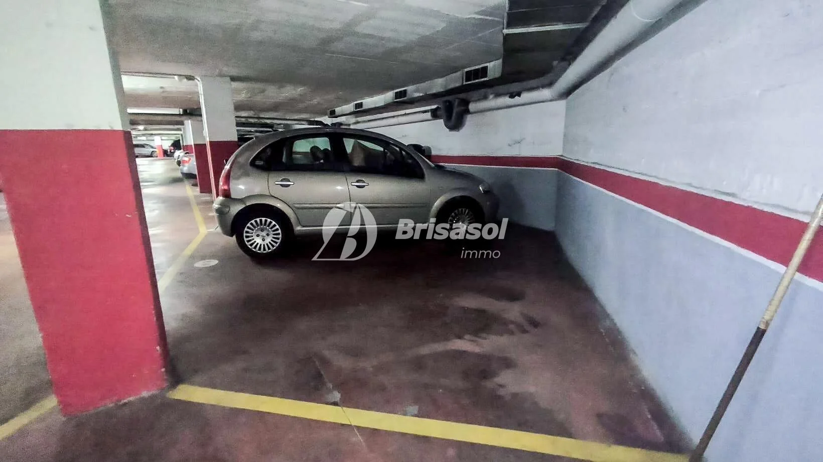 Spacious Reus parking space, 23 m²