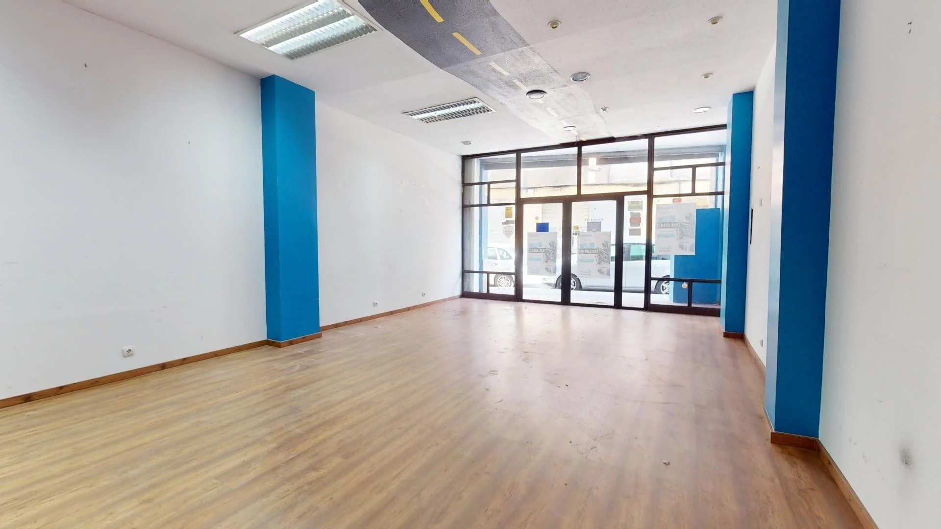 Central commercial unit with 305 m²