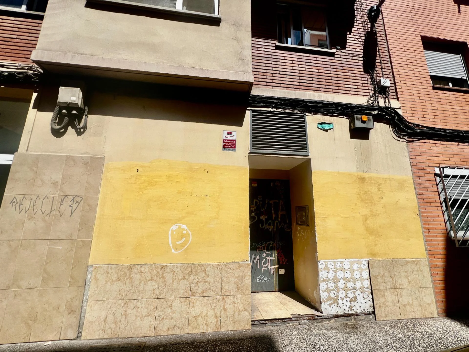 Local comercial con 11 trasteros