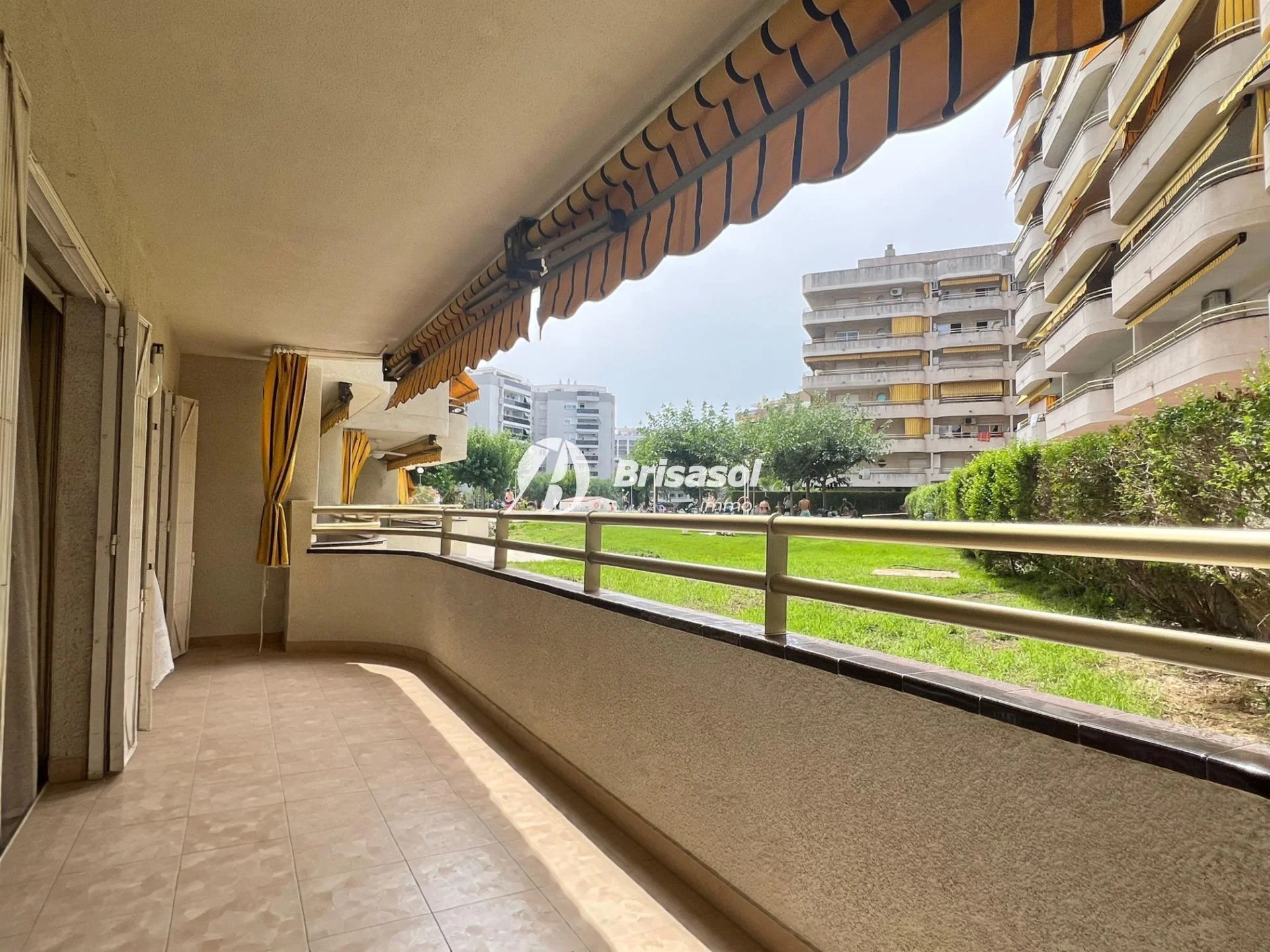 Planta baja en Salou con terraza y piscina