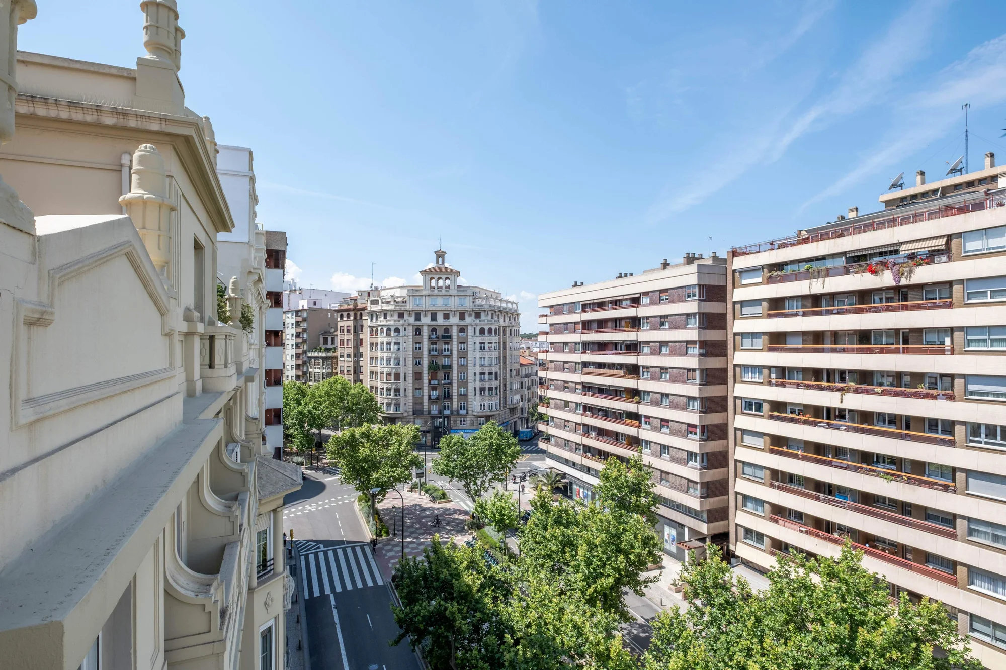 Central Zaragoza flat with 215 m² canvas