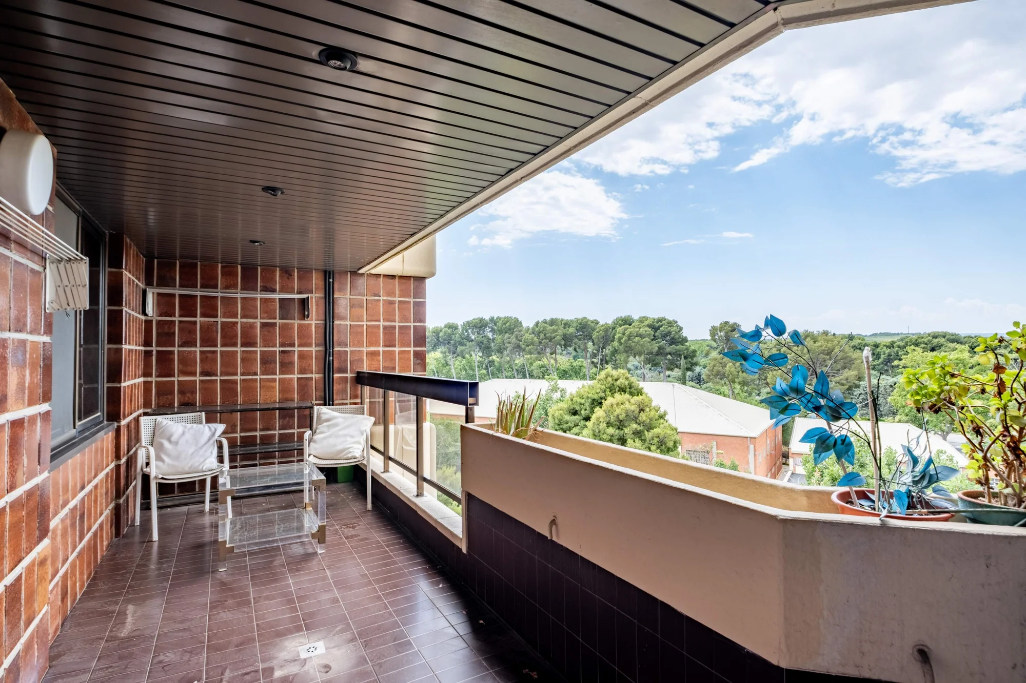 Spacious Zaragoza flat with park views