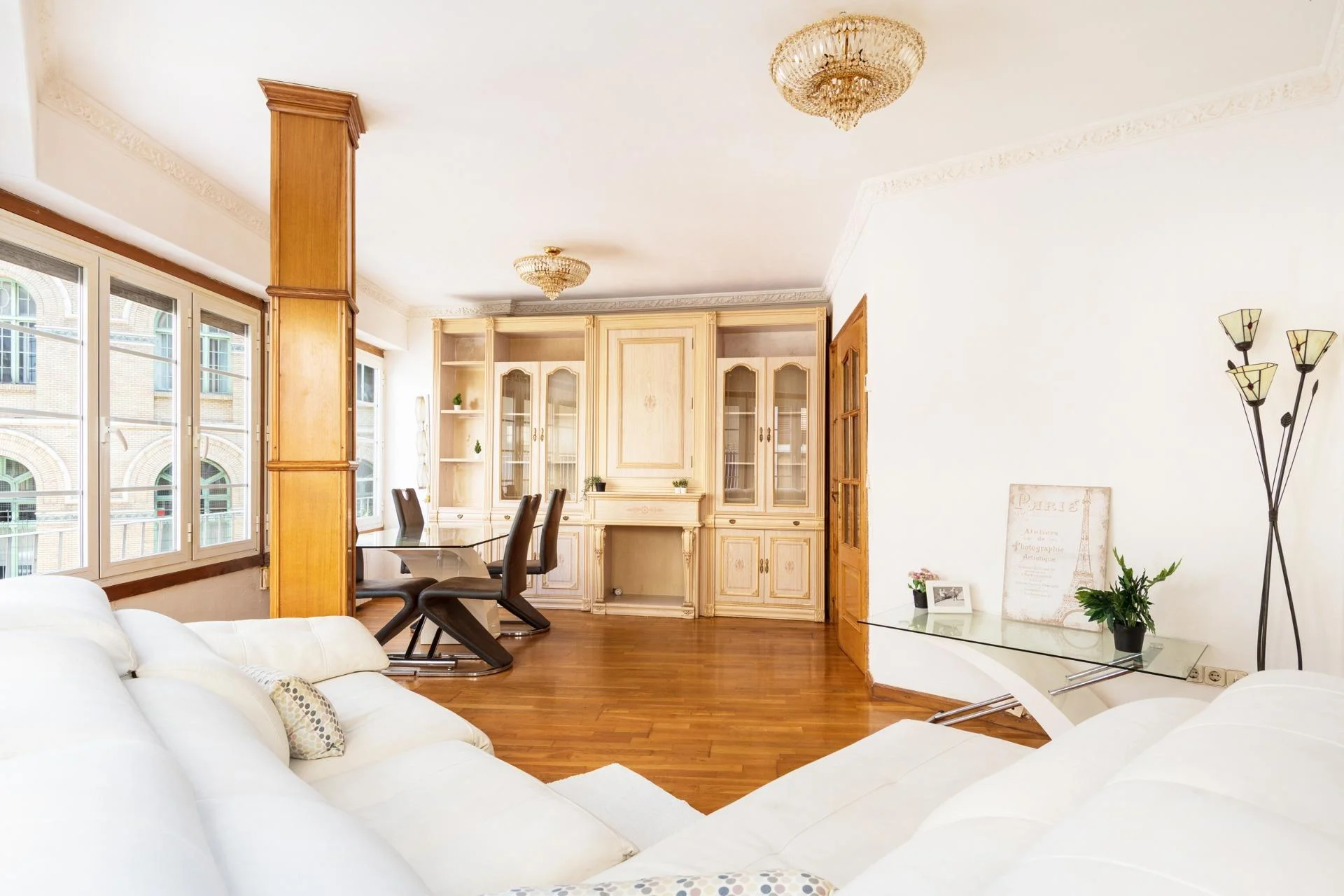 Central Zaragoza flat, three-bedroom, tram-side
