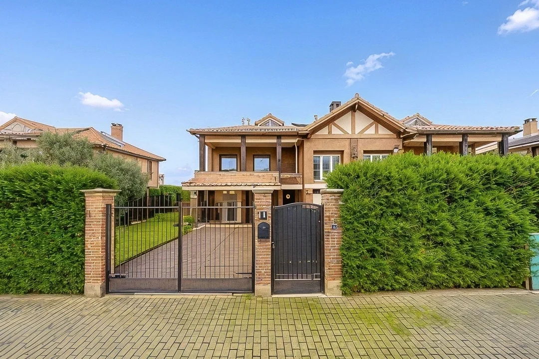 Corner townhouse with 842 m² garden